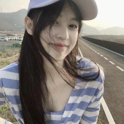 戴流苏耳环的少女